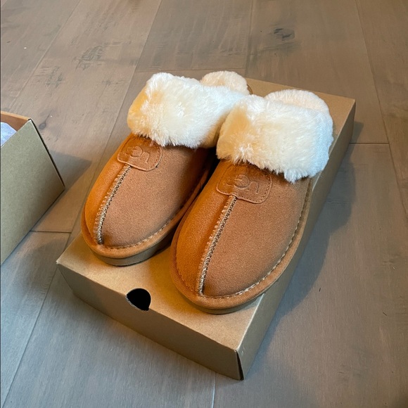 Slip-on UGGs brand new in box - Picture 3 of 3